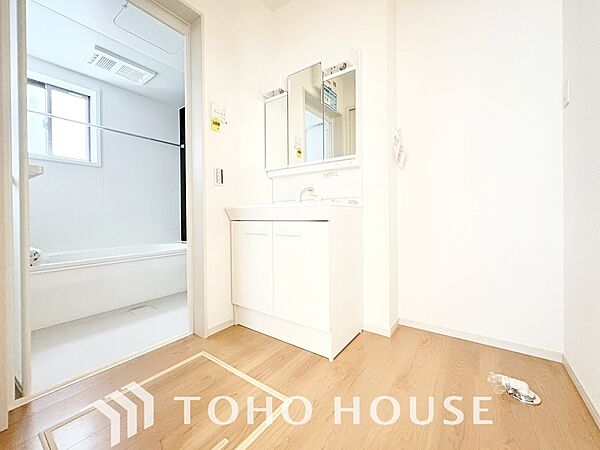 平日の朝であっても落ち着きとくつろぎを感じられる空間。気持ちよく身だしなみを整えられます。ゆとりある広さの洗面台には大型ミラーや収納も完備。慌ただしい朝の時間にも、心地よいゆとりが生まれる設計です。