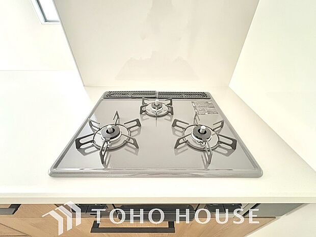 3口コンロは一度に複数のお料理を作ることができるメリットがあります。毎日のキッチンタイムを効率よく。主菜を炒めながら汁物を温め、もう一品も進行。手際よく品数を増やせ、忙しい毎日の夕食作りがスムーズに。
