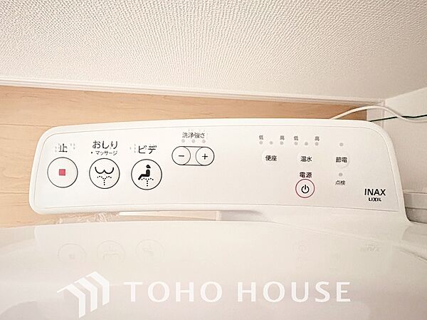 トイレには快適な温水洗浄便座付。家族が毎日使うプライベートな空間だからこそ、清潔で使いやすい仕様にこだわりました。心地よいゆとりを感じられる空間で日々の暮らしをより豊かに、快適に過ごすことができます。