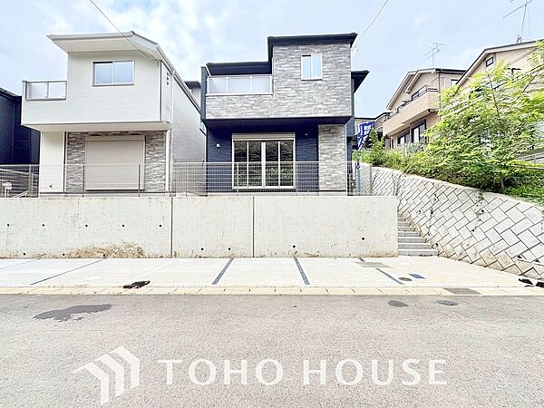 一日の中で多くの時間を過すことになる住まいだからこそ、いつも穏やかな空間であるように心掛けています。光と風が心地よく通り抜ける開放的な設計が、家族の日常に寄り添い、上質な時間を末永く育んでくれますね。