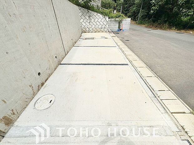 家のすぐ前に駐車場があるので、車の出入庫に時間がとられることもありません。荷物の多い日や雨の日のお買い物でもスムーズに家の中に運び込めるのが嬉しいポイント。毎日のフットワークが軽くなる快適な環境です。