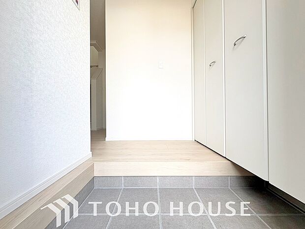 毎日家族を見送り、そして迎え入れる「帰りたくなる家」をテーマに設計した自慢の玄関です。「ただいま」「おかえり」。新居で交わす何気ない挨拶や、日々のやり取りが、家族の絆をより一層深めて心地よく響きます。
