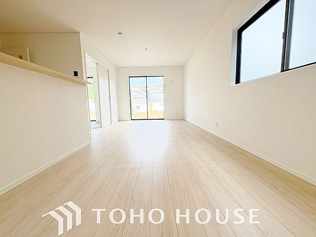 優しい温もりを醸し出す、美しく使いやすいキッチン空間です。随所に、料理のための配慮を注いだ、広々としたスペース。快適にのびのびと作業ができるので、毎日の料理が楽しくなり、料理の腕も日に日に上がります。
