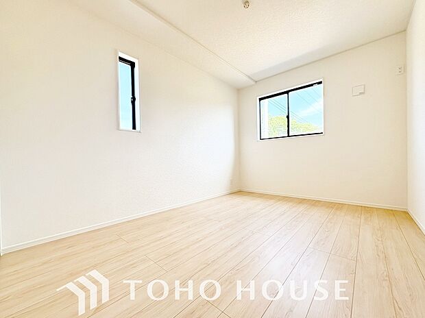 お子様の心と身体を見守る子供部屋として、小さな自立心を育むお部屋作り、を見越してご覧下さい。プライベートな時間を大切にしながら、のびのびと自分らしさを育み、健やかに成長できる、快適な空間を実現します。