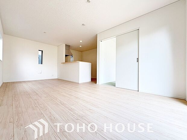 光と風が心地よい開放的なリビングは、自然と家族が集まる住まいの特等席です。家の中で一番明るく、使い勝手のよさにこだわった空間に仕上げています。家族みんながのびのびと過ごせる、開放感あふれる住まいです。