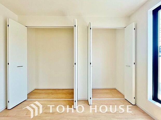 クローゼット完備で、家具配置がしやすいシンプルな居室。画像と現地では、お部屋の広さや天井高の開放感など、印象が大きく異なります。ぜひ現地に足を運んでいただき、ご自身の目で本当の魅力を確かめてください。