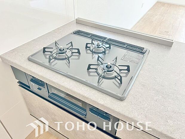 毎日料理をする方や、品数を多く作りたいご家族に、嬉しい3口コンロ。複数の調理を同時に進められるため、忙しい時間帯の夕食準備もスムーズにはかどります。料理の効率と、楽しさを広げてくれる、必須の設備です。