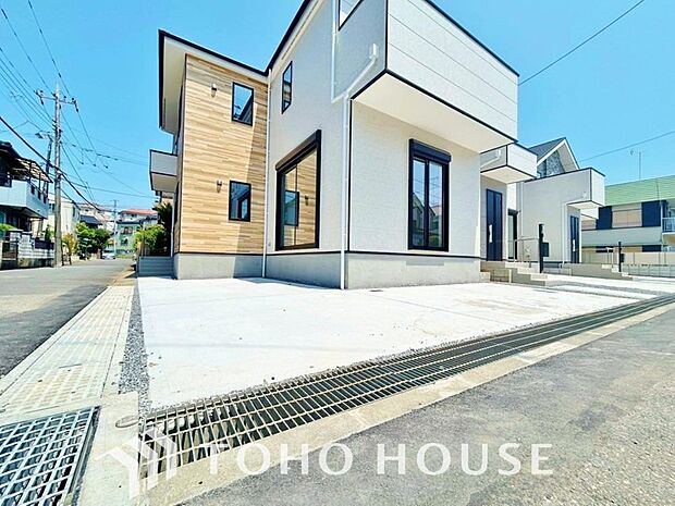 マンションとは異なり、移動がスムーズな敷地内駐車場を完備。荷物の多い日も安心です。いつでも自宅の目の前で愛車のお手入れができるため、車好きのご主人様も大満足。日々のカーライフがより快適になります。