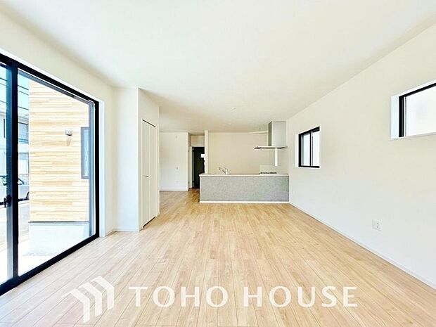 光と風が心地よい開放的なリビングは、自然と家族が集まる住まいの特等席です。家の中で一番明るく、使い勝手のよさにこだわった空間に仕上げています。家族みんながのびのびと過ごせる、開放感あふれる住まいです。