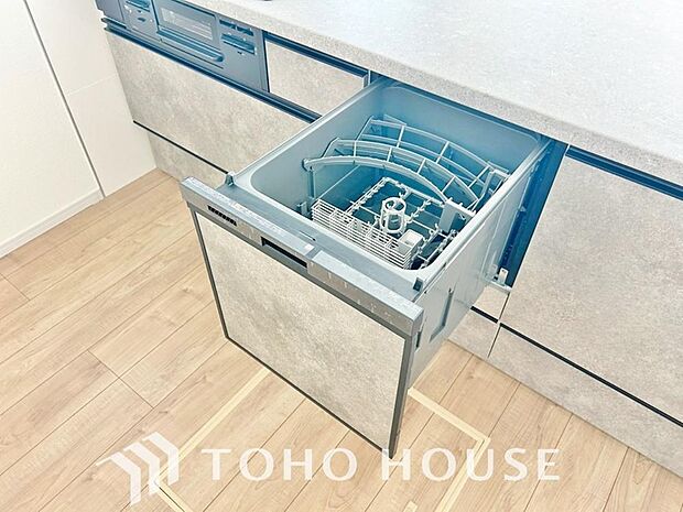 すっきり収まるビルトイン食洗機。手洗いでは難しい高温のお湯や、高圧水流を使うことにより、頑固な油汚れも、効果的に落とすことができます。家事の時間を大幅に短縮し、毎日の暮らしにゆとりをもたらす設備です。