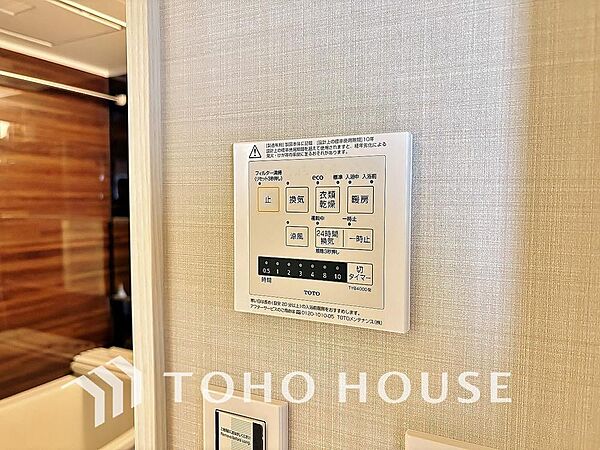 浴室暖房乾燥機を完備しておりますので雨天時のお洗濯も安心です。洗濯機を配置しても十分なスペースがあるランドリースペースと隣接し、洗う・干す動線もスムーズです。毎日の家事時間をぐっと短縮できる設計です。