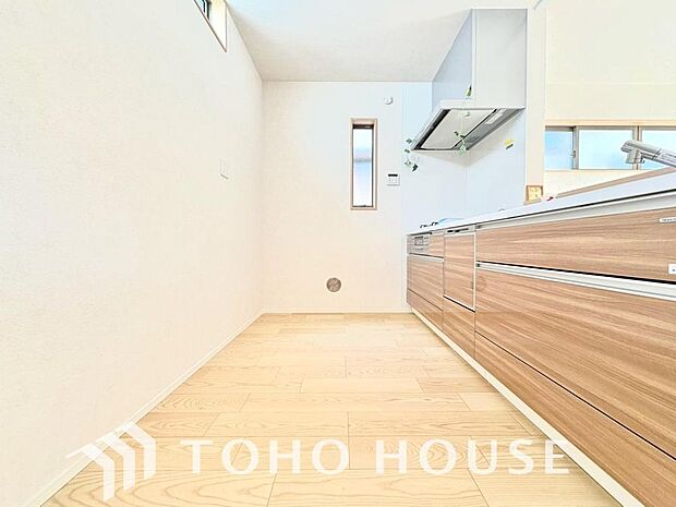 優しい温もりを醸し出す、美しく使いやすいキッチン空間です。随所に、料理のための配慮を注いだ、広々としたスペース。快適にのびのびと作業ができるので、毎日の料理が楽しくなり、料理の腕も日に日に上がります。