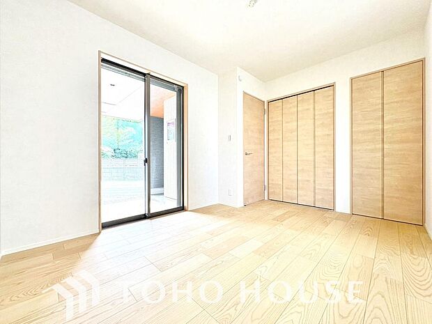 クローゼット完備で、家具配置がしやすいシンプルな居室。画像と現地では、お部屋の広さや天井高の開放感など、印象が大きく異なります。ぜひ現地に足を運んでいただき、ご自身の目で本当の魅力を確かめてください。