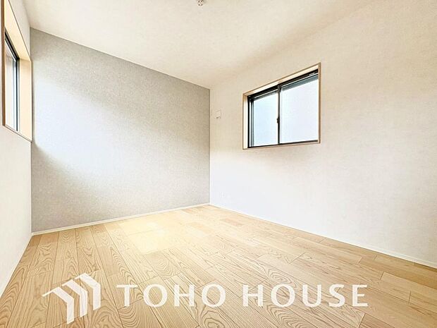 心地よい「光と風」が通り抜ける、心身ともに安らげる広々とした洋室です。主寝室に最適な設計で、大型のベッドやデスク、ドレッサーなどを並べて置いても十分なゆとりがあり、贅沢なプライベート時間を過ごせます。