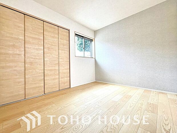 「収納に便利なクローゼットを備えた、家具配置の自由度が高いシンプルな洋室です。画像と現地では広さや明るさの感覚が大きく変わります。暮らしのイメージを膨らませるためにも、ぜひご自身の目で確かめてください