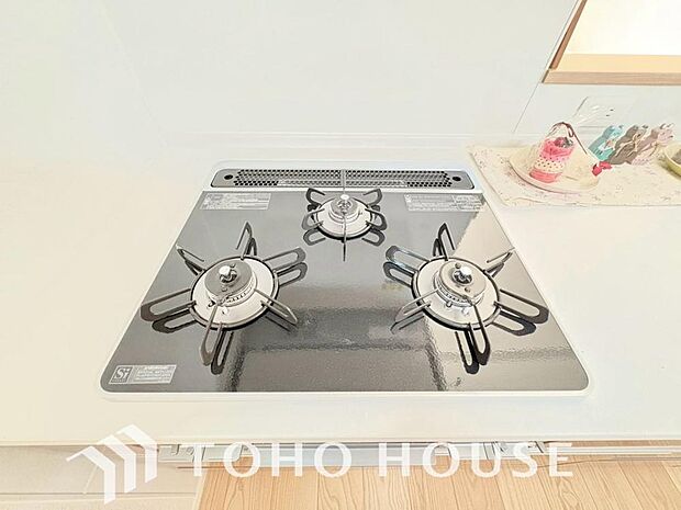 毎日料理をする方や、品数を多く作りたいご家族に、嬉しい3口コンロ。複数の調理を同時に進められるため、忙しい時間帯の夕食準備もスムーズにはかどります。料理の効率と、楽しさを広げてくれる、必須の設備です。