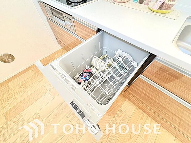 すっきり収まるビルトイン食洗機。手洗いでは難しい高温のお湯や、高圧水流を使うことにより、頑固な油汚れも、効果的に落とすことができます。家事の時間を大幅に短縮し、毎日の暮らしにゆとりをもたらす設備です。