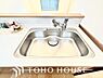 その他：ボタンひとつで手軽に浄水と原水を切り替えられる、便利な浄水器一体型水栓を採用しました。お料理や飲料水には美味しい浄水を、洗い物には原水をスムーズにと使い分けられるため、毎日の家事がより快適になります。