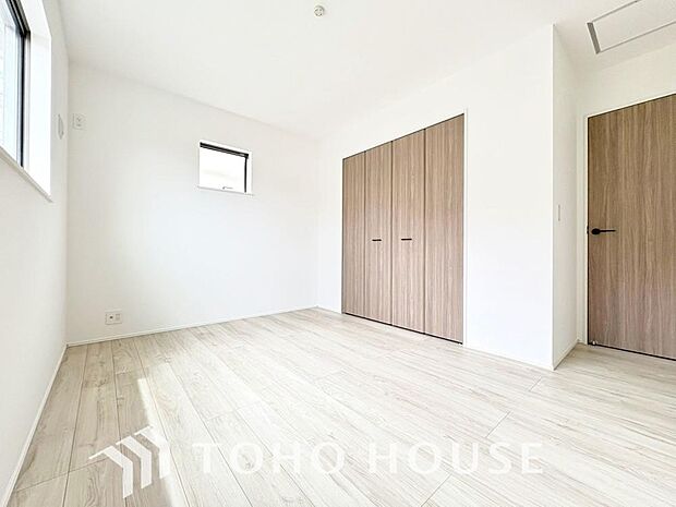 お子様の心と身体を見守る子供部屋。小さな自立心を育むお部屋作りを見越してぜひご覧ください。成長に合わせたレイアウト変更もしやすく、のびのびと過ごせる工夫が詰まった、家族の未来に寄り添う快適な空間です。
