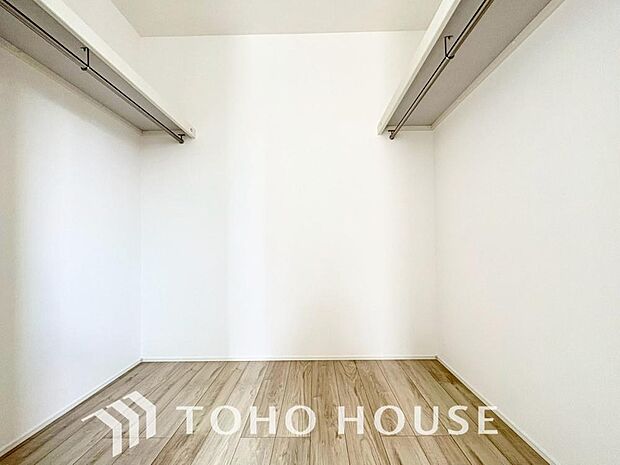 たっぷりと荷物が入るよう、ウォークインクローゼットを完備いたしました。お洋服はもちろん、スーツケースや季節物の家電までまとめてすっきりと収納できるため、お部屋の広さを最大限に活かせる嬉しい設計ですね。