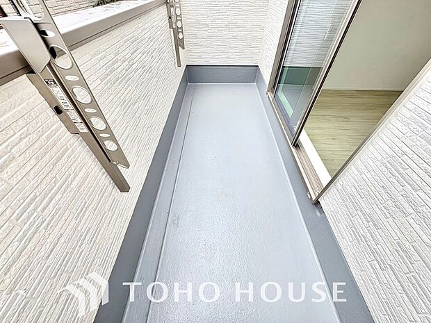 暖かい陽ざしが差し込むバルコニー。晴れた日には洗濯物が良く乾きます。もちろん風通しも良好です。心地よい光と爽やかな風が室内まであふれ、毎日の暮らしに快適な開放感と、贅沢な癒やしの時間を届けてくれます。