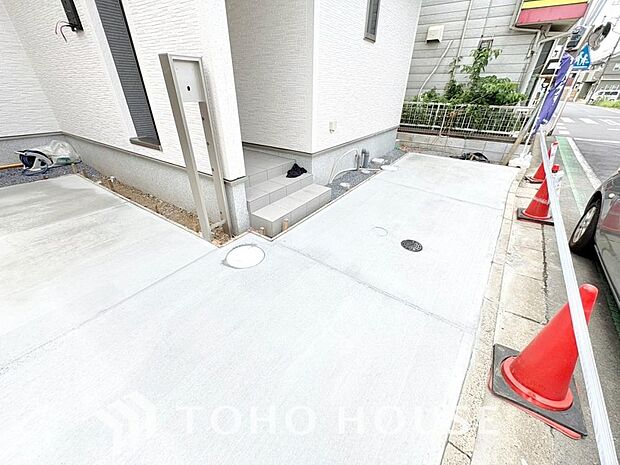 家のすぐ前に駐車場があるので、車の出入庫に時間がとられることもありません。荷物の多い日や雨の日のお買い物でもスムーズに家の中に運び込めるのが嬉しいポイント。毎日のフットワークが軽くなる快適な環境です。