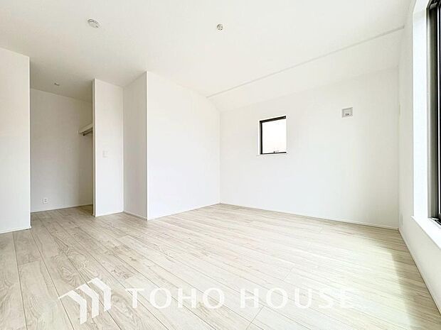 白を基調とした室内は、明るい住空間を造り出すだけでなく清潔感をもたらしてくれます。どんな家具とも合わせやすく、お好みのインテリアで自分らしい空間演出を楽しめるのも、白をベースにした間取りの魅力ですね。