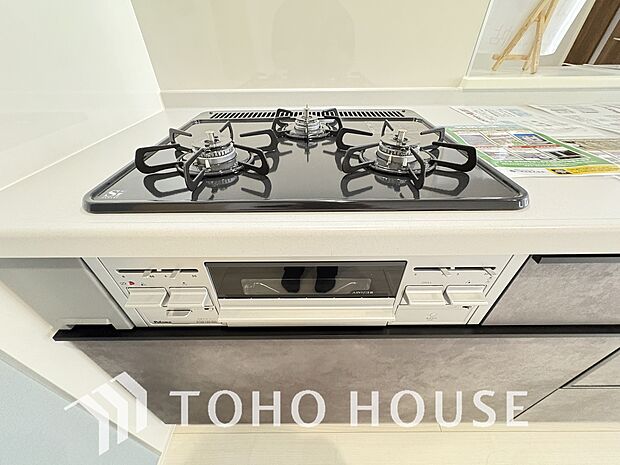 お料理の幅が広がる3口ガスコンロを採用。複数のメニューを同時に効率よく調理できるため、忙しい夕食の準備も手際よくこなせます。強火力で炒め物も美味しく仕上がり、毎日の食卓をよりゆたかに彩るキッチンです。