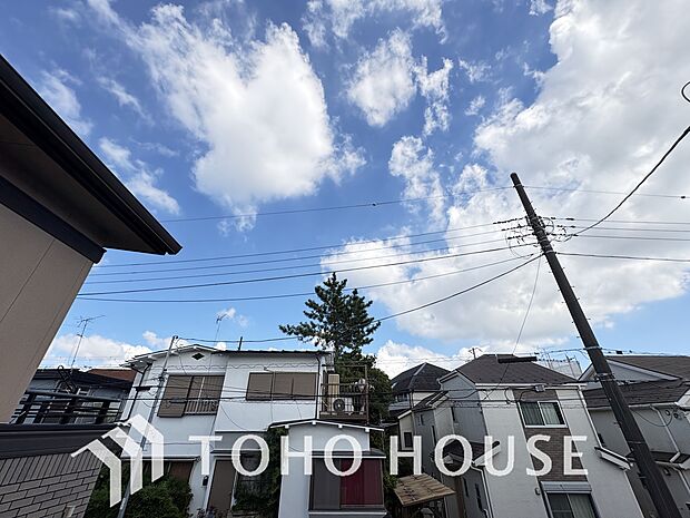 豊かな陽光に照らしだされる素敵な空間。季節を問わず華やいだ素敵な風景をお楽しみいただけます。戸建てのベランダから広がる開放的な眺望が、毎日の暮らしに彩りを添え、家族だけの特別な癒やしを演出します。
