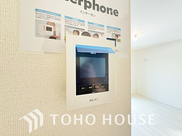 「見える安心」を実現するために、誰が訪れてもすぐにわかるようモニター付きインターホンを設置しました。ドアを開けずに室内から安全に相手を確認・対応できるため、お子様のお留守番や防犯面でも心強い設備です。