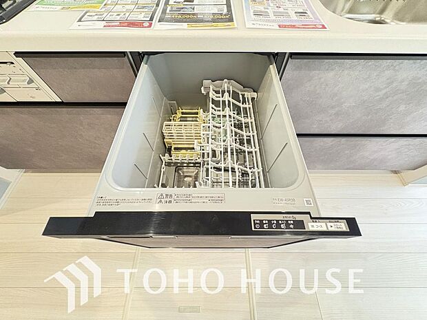 ビルトインタイプの食器洗乾燥機。通常の手洗いでは使用出来ないほど高温のお湯や高圧水流を使うことにより、汚れを効果的に落とすことができます。殺菌効果が非常に高く哺乳瓶などを使う家庭で需要が高く大変便利。
