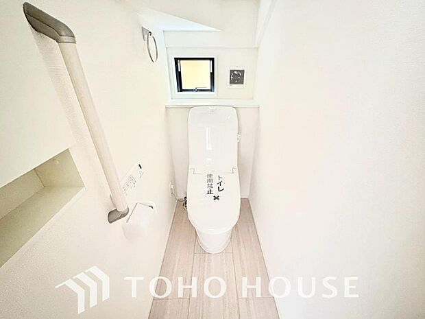 白で統一された清潔感あふれるトイレ。快適な温水洗浄機能付きで、毎日を心地よく過ごせます。お手入れの手軽さと明るく爽やかな空間設計が魅力のプライベート空間です。細部までこだわった仕様を現地でご覧下さい。