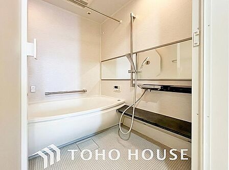 一日の疲れを癒すための心地よいバスタイムを演出します。浴室はゆとりあるサイズを採用。柔らかな曲線で構成されたバスタブは、半身浴も楽しめる設計です。日々の慌ただしさを忘れ、心も体もオフになるひとときを。