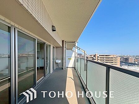 頬をなでる優しい風を肌で感じるバルコニー。つい深呼吸をしたくなるほど気持ちの良い眺望です。心地よい光が差し込むリビングとも繋がり、毎日の暮らしに贅沢な開放感と特別な癒やしの時間をずっと届けてくれます。