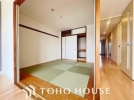 寛ぎの和空間や客間としては勿論、赤ちゃんや小さなお子様を遊ばせるスペースとしても重宝する和室。リビングの延長として多目的に使え、お昼寝や家事の合間にも最適です。ここから心地よい暮らしを始めましょうね。