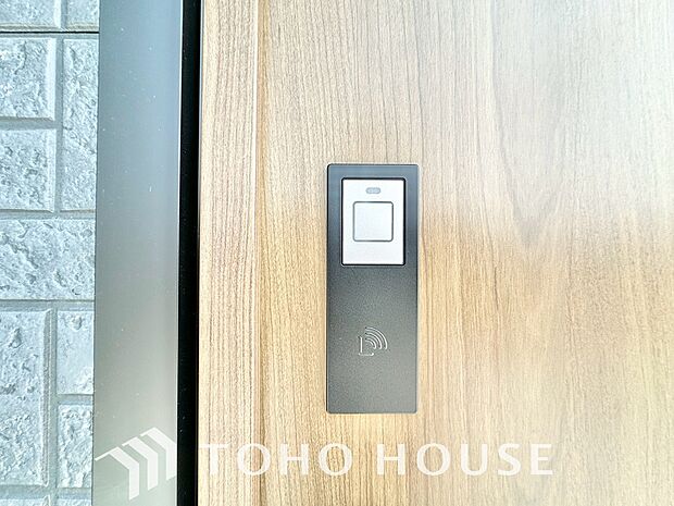 毎日の「施錠・解錠」がスマートになる電子錠・カードキーシステム。合鍵を作られにくく、ピッキングの手口が通用しないため、防犯対策に非常に効果的です。先進のセキュリティで、日々の暮らしに安心を提供します。