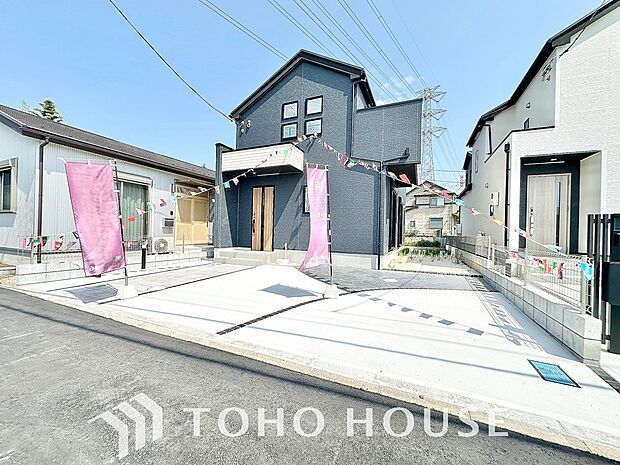 マンションとは異なり、移動がスムーズな敷地内駐車場を完備。荷物の多い日も安心です。いつでも自宅の目の前で愛車のお手入れができるため、車好きのご主人様も大満足。日々のカーライフがより快適になります。