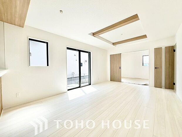 建物の居住性にこだわった邸宅は、「落ち着き」と「安らぎ」と「快適」を実現してくれます。「ホワイトナチュラルのテイスト」が、自然体で過ごせる心地良さを生み出し、家族の優しい時間がここでは流れてゆきます。