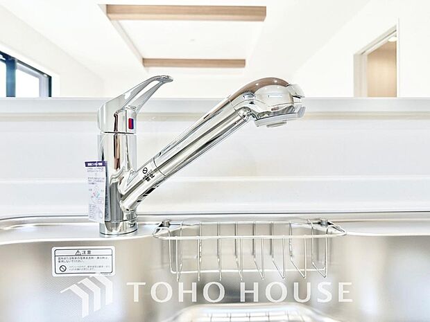 ボタンひとつで手軽に浄水と原水を切り替えられる、便利な浄水器一体型水栓を採用しました。お料理や飲料水には美味しい浄水を、洗い物には原水をスムーズにと使い分けられるため、毎日の家事がより快適になります。