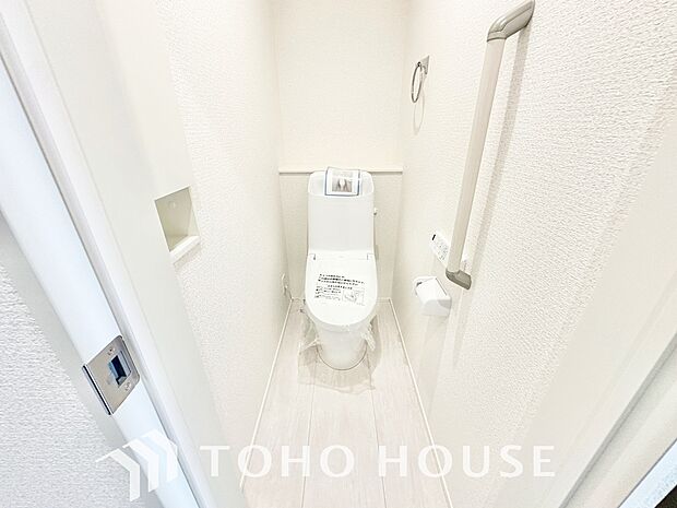 清潔な空間であって頂けますように、目に留まるだけではなく、汚れをふき取り易いフロアと壁紙をチョイス。快適な温水洗浄便座付。手洗い一体型のトイレはスペースの節約ができ、ゆったりとした空間が確保できます。