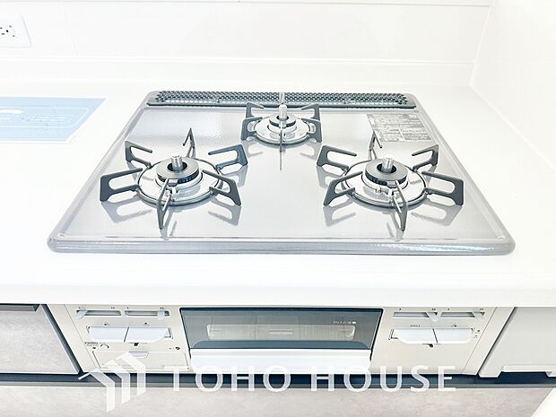 毎日料理をする方や、品数を多く作りたいご家族に、嬉しい3口コンロ。複数の調理を同時に進められるため、忙しい時間帯の夕食準備もスムーズにはかどります。料理の効率と、楽しさを広げてくれる、必須の設備です。