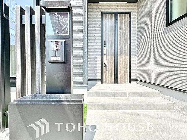 留守中だけでなく、在宅時でも手が離せない時に荷物を受け取れるため、再配達を依頼する手間や待つ時間がなくなり、時間を有効に使えます。配達時間を気にせず、お出かけや日々の暮らしを楽しめる、便利な設備です。