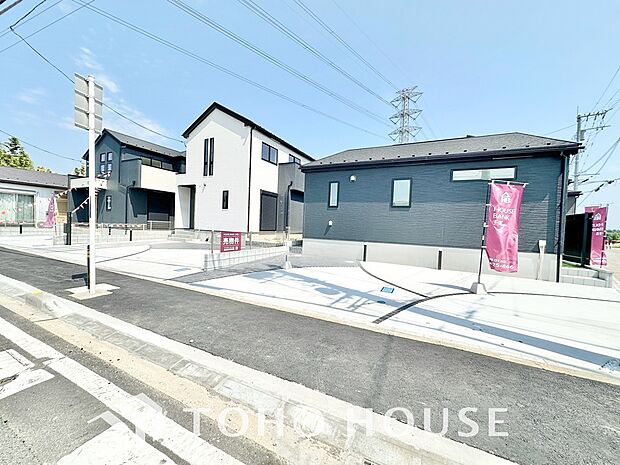 マンションとは異なり、移動がスムーズな敷地内駐車場を完備。荷物の多い日も安心です。いつでも自宅の目の前で愛車のお手入れができるため、車好きのご主人様も大満足。日々のカーライフがより快適になります。