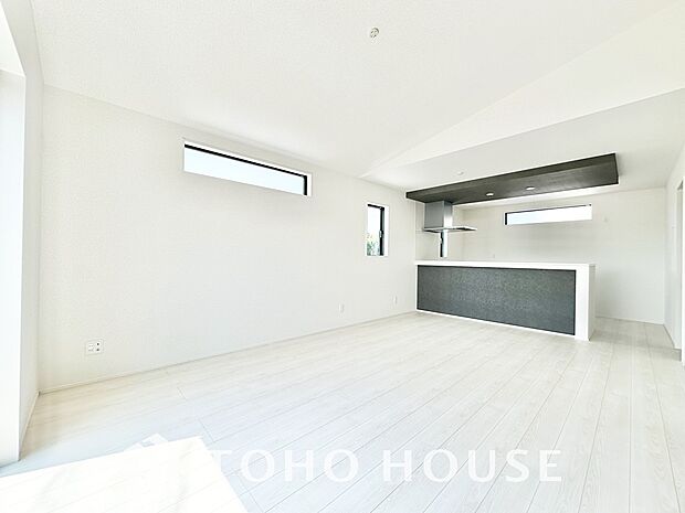 光と風が心地よい開放的なリビングは、自然と家族が集まる住まいの特等席です。家の中で一番明るく、使い勝手のよさにこだわった空間に仕上げています。家族みんながのびのびと過ごせる、開放感あふれる住まいです。