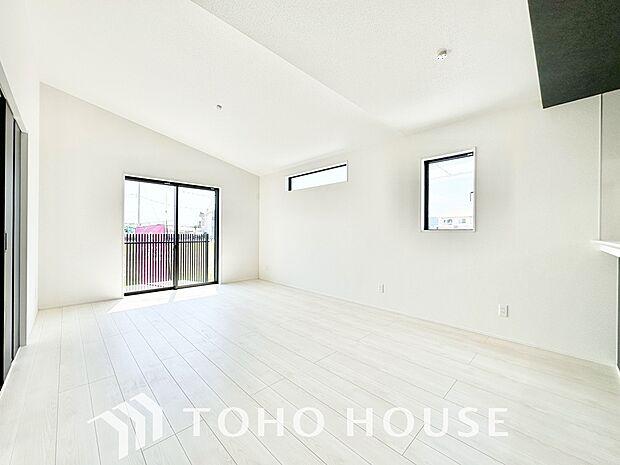 建物の居住性にこだわった邸宅は、「落ち着き」と「安らぎ」と「快適」を実現してくれます。「ホワイトナチュラルのテイスト」が、自然体で過ごせる心地良さを生み出し、家族の優しい時間がここでは流れてゆきます。