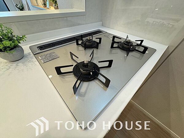 3口コンロは一度に複数のお料理を作ることができるメリットがあります。毎日のキッチンタイムを効率よく。主菜を炒めながら汁物を温め、もう一品も進行。手際よく品数を増やせ、忙しい毎日の夕食作りがスムーズに。