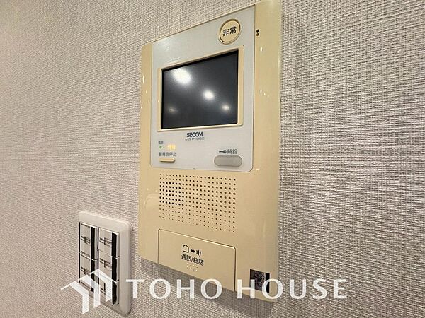 「見える安心」をカタチにしました。誰が来てもわかる様に、モニター付きインターホンを設置。来訪者を映像で確認できるため防犯性に優れ、日々の暮らしに確かな安心感をプラスする、家族に優しい住まいの設備です。