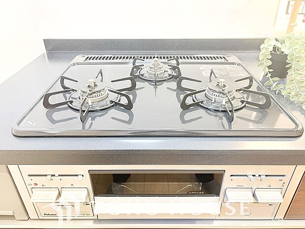 毎日料理をする、料理が好き、家族が多くて量を作る必要がある、等の方々にとっては必須の3口コンロ。
