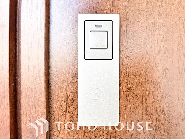 ICチップを用いたカードキー等で玄関扉の施錠&解錠が出来る設備。最近は鍵穴の無いドアも増えてます。