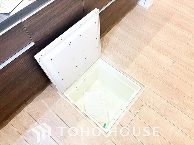 食品ストックや非常食・保存食の保管庫として活用できます。住まいの床下点検口としての役割もあります。